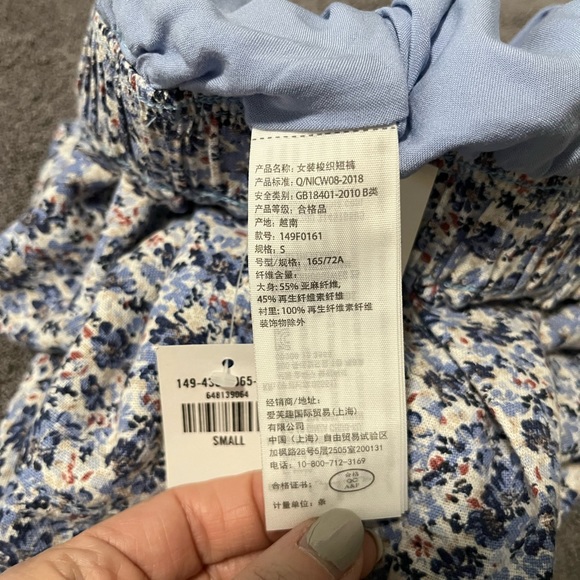 NWT Abercrombie & Fitch Blue Flowered Linen Shorts. Fully lined. Size Small. - Picture 11 of 13